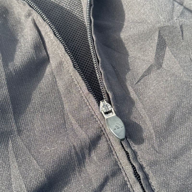 Detailansicht: Sourced limited accessories and clothes Adidas Predator Three Stripes black track jacket – Logo, Nähte oder Material