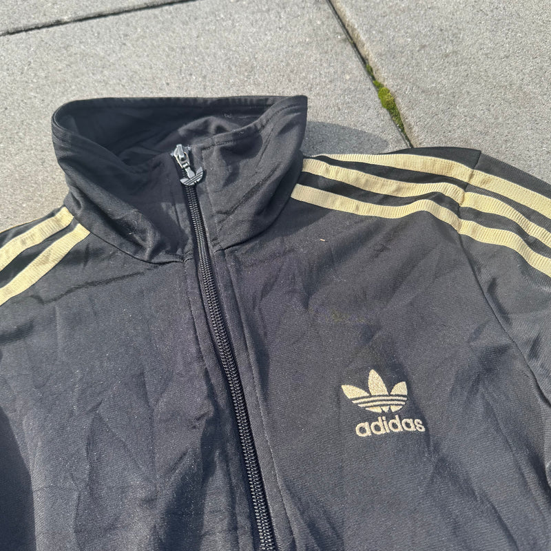 Detailansicht: Sourced limited accessories and clothes Adidas vintage Y2K black track jacket – Logo, Nähte oder Material