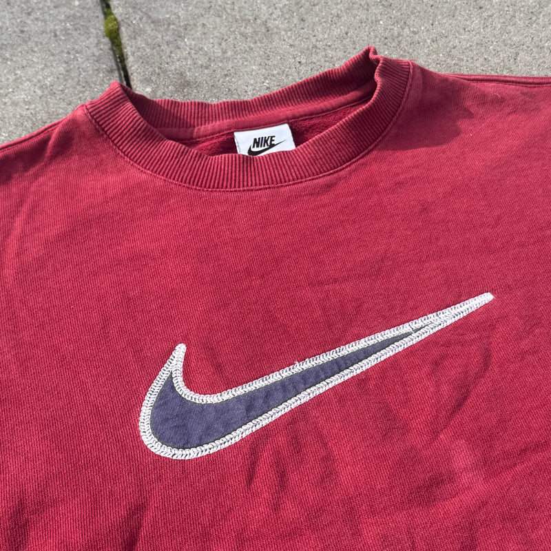 Detailansicht: Sourced limited accessories and clothes Nike vintage 90s red swoosh sweatshirt – Logo, Nähte oder Material