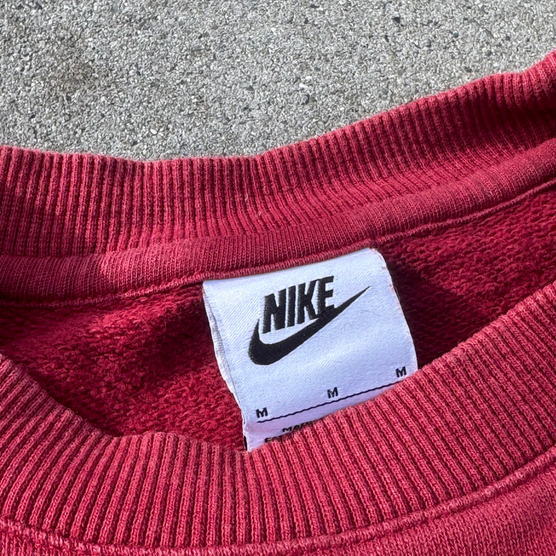 Detailansicht: Sourced limited accessories and clothes Nike vintage 90s red swoosh sweatshirt – Logo, Nähte oder Material