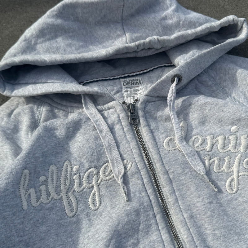 Detailansicht: Sourced limited accessories and clothes Hilfiger Denim Y2K grey zipped hoodie – Logo, Nähte oder Material