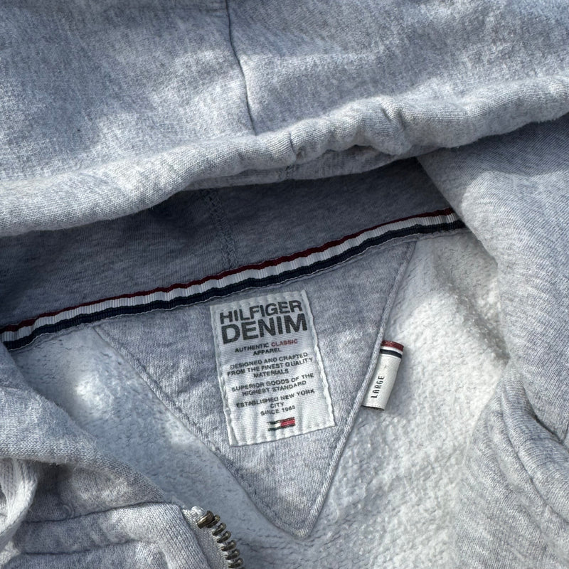 Detailansicht: Sourced limited accessories and clothes Hilfiger Denim Y2K grey zipped hoodie – Logo, Nähte oder Material
