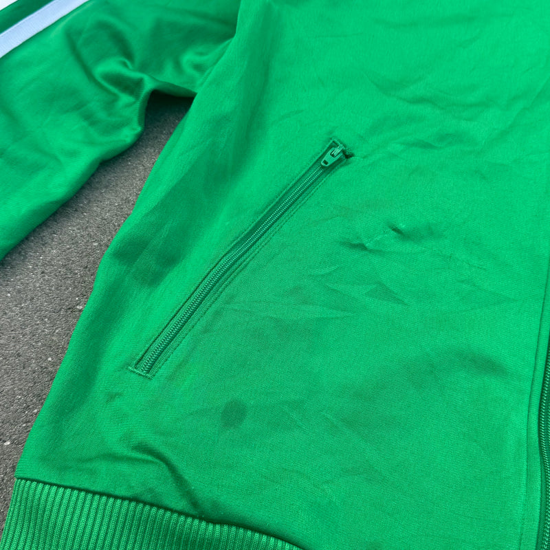 Detailansicht: Sourced limited accessories and clothes Adidas Firebird streetwear Y2K green track jacket – Logo, Nähte oder Material