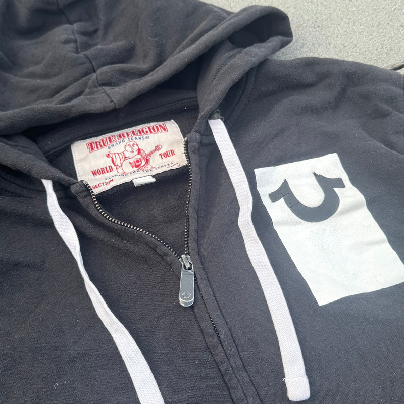 Detailansicht: Sourced limited accessories and clothes True Religion black streetwear zip hoodie – Logo, Nähte oder Material