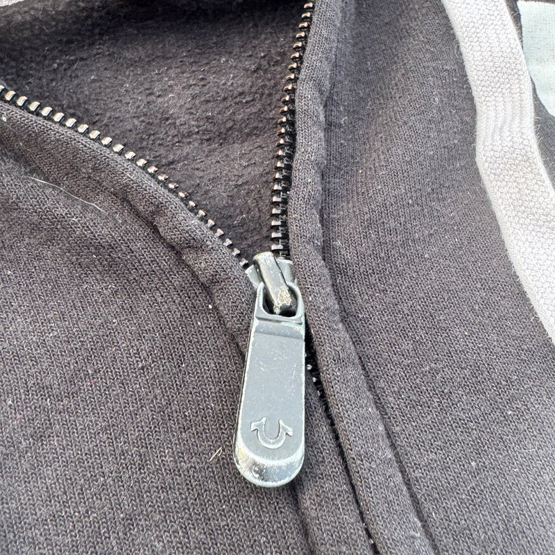 Detailansicht: Sourced limited accessories and clothes True Religion black streetwear zip hoodie – Logo, Nähte oder Material