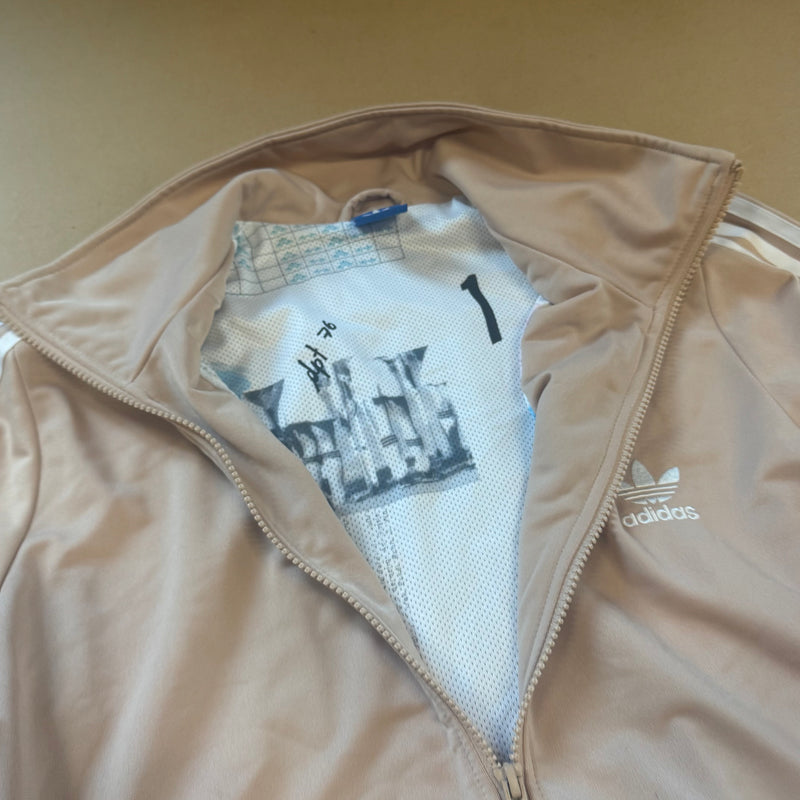 Detailansicht: Sourced limited accessories and clothes Adidas retro “There Is No Stopping Us” track jacket – Logo, Nähte oder Material