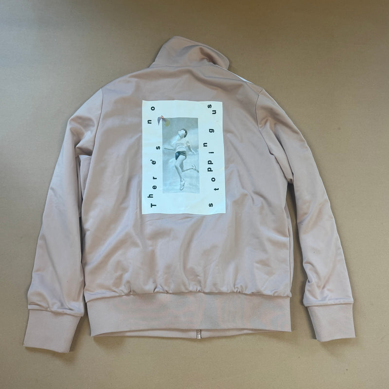 Detailansicht: Sourced limited accessories and clothes Adidas retro “There Is No Stopping Us” track jacket – Logo, Nähte oder Material
