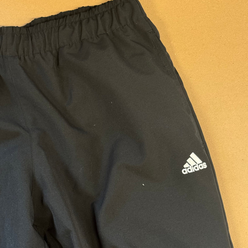 Detailansicht: Sourced limited accessories and clothes Adidas streetwear black track pant – Logo, Nähte oder Material