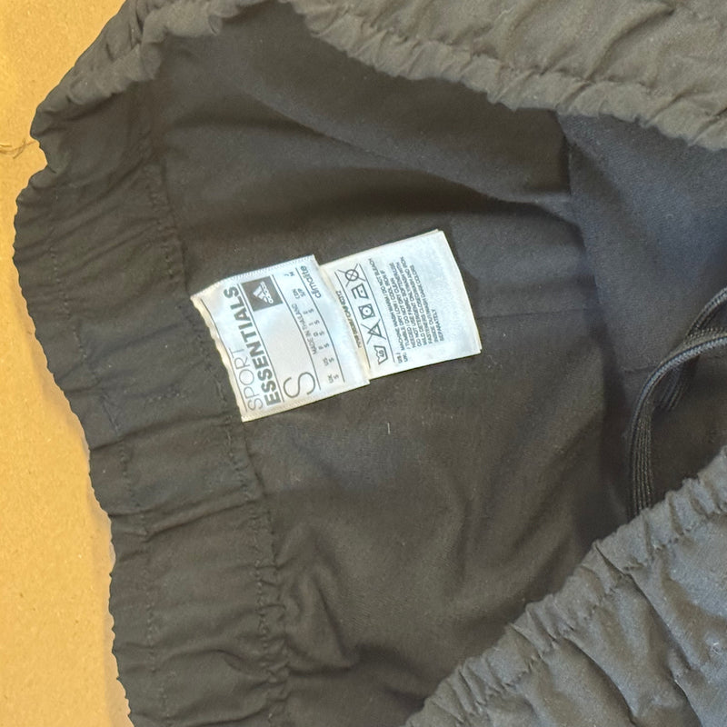 Detailansicht: Sourced limited accessories and clothes Adidas streetwear black track pant – Logo, Nähte oder Material