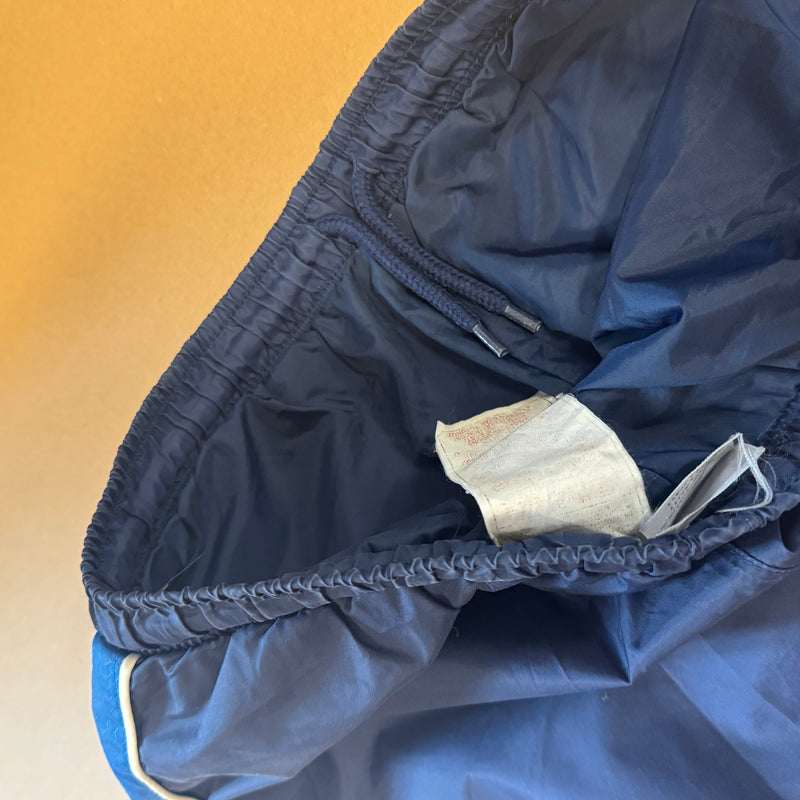 Detailansicht: Sourced limited accessories and clothes Nike blue vintage 90s track pants – Logo, Nähte oder Material