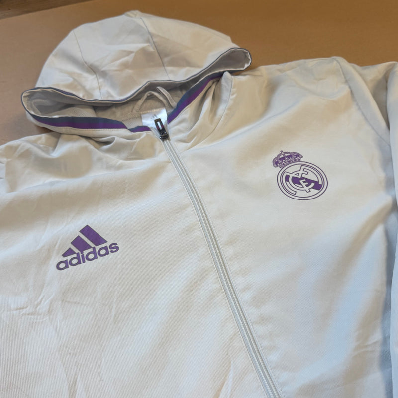 Detailansicht: Sourced limited accessories and clothes Adidas Real Madrid Champions League track set – Logo, Nähte oder Material