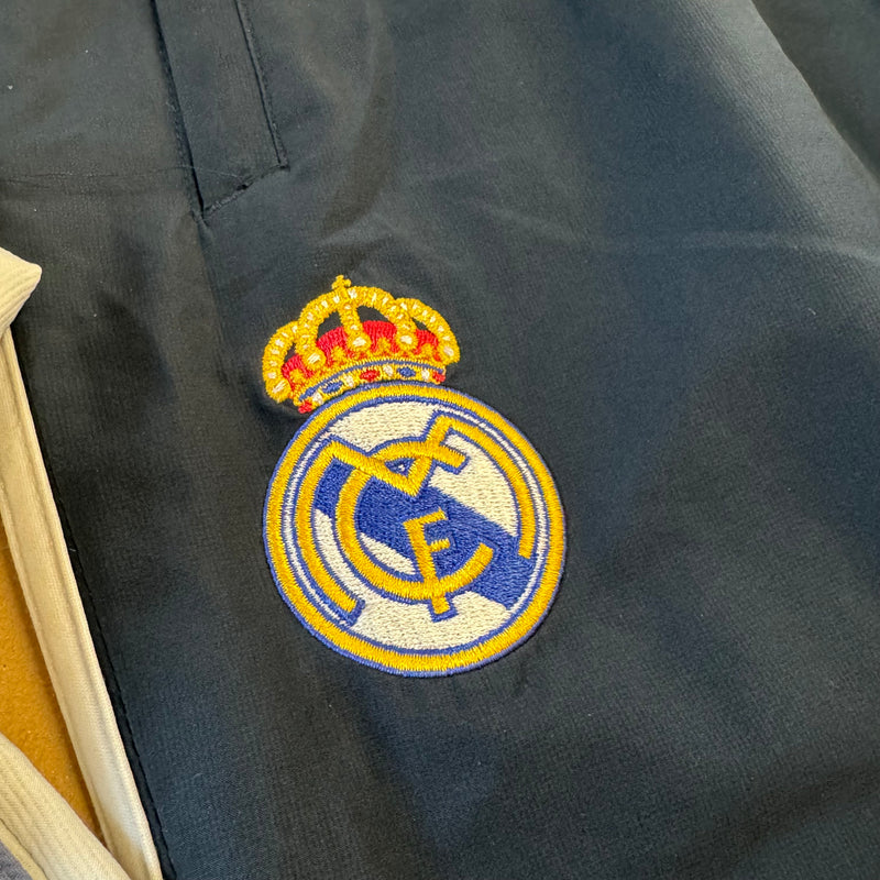Detailansicht: Sourced limited accessories and clothes Adidas Real Madrid Champions League track set – Logo, Nähte oder Material