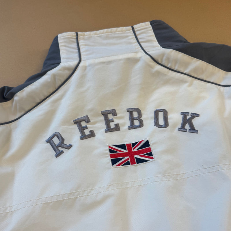 Detailansicht: Sourced limited accessories and clothes Reebok vintage 90s white track jacket – Logo, Nähte oder Material