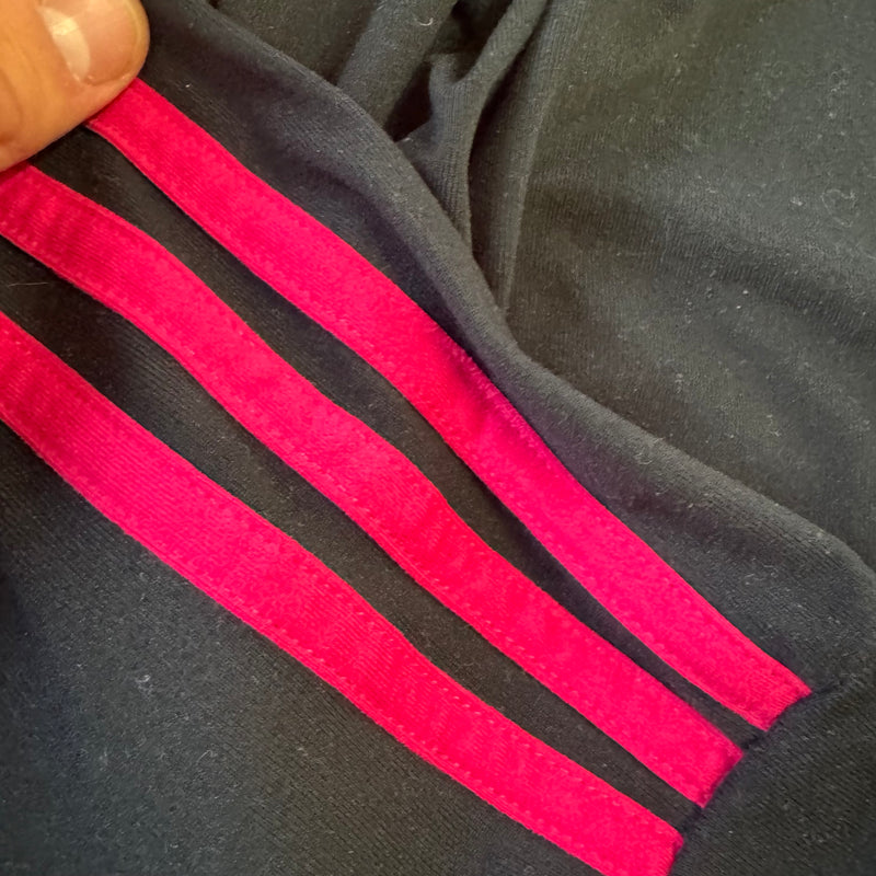 Detailansicht: Sourced limited accessories and clothes Adidas Climalite Y2K style track set – Logo, Nähte oder Material