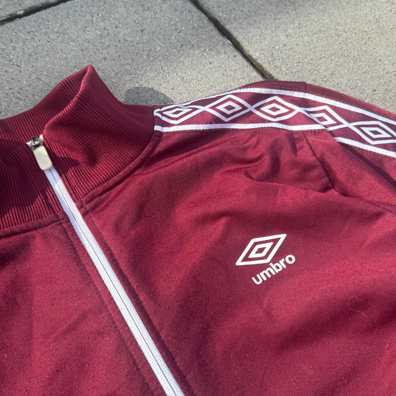 Detailansicht: Sourced limited accessories and clothes Umbro burgundy vintage track jacket – Logo, Nähte oder Material