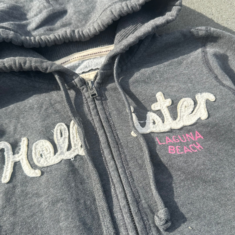 Detailansicht: Sourced limited accessories and clothes Hollister Laguna Beach Y2K grey hoodie – Logo, Nähte oder Material