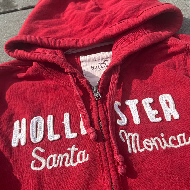 Detailansicht: Sourced limited accessories and clothes Hollister Santa Monica red Y2K hoodie – Logo, Nähte oder Material