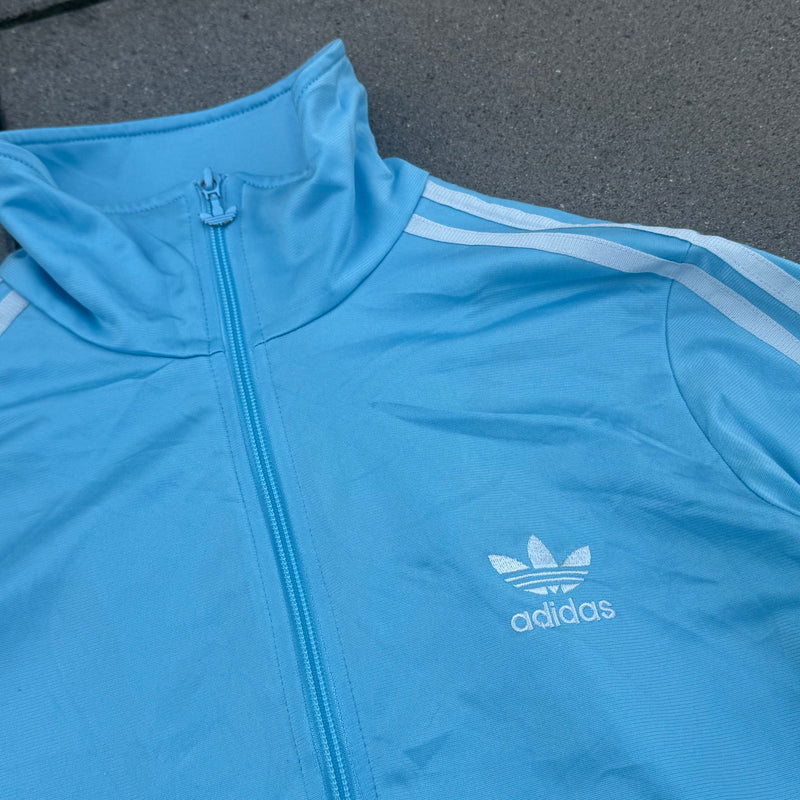 Detailansicht: Sourced limited accessories and clothes Adidas retro Y2K skyblue track jacket – Logo, Nähte oder Material