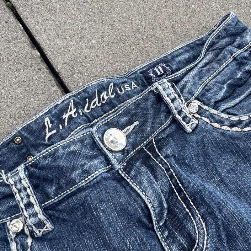 Detailansicht: Sourced limited accessories and clothes LA Idol USA Y2K glitter wide leg jeans – Logo, Nähte oder Material