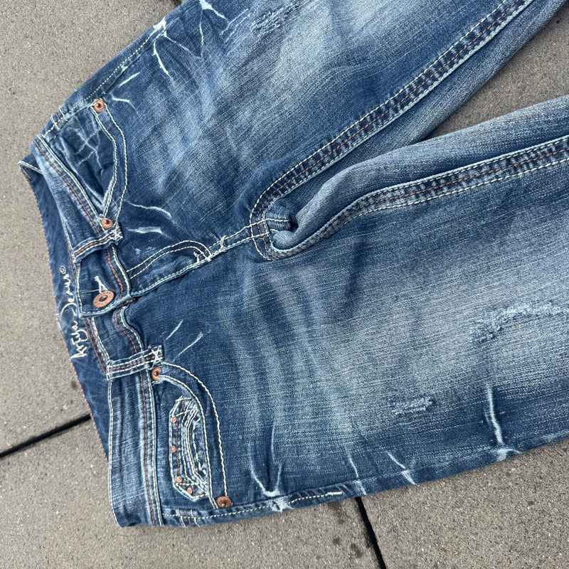 Detailansicht: Sourced limited accessories and clothes Ariya Japanese Y2K wide leg low waist jeans – Logo, Nähte oder Material