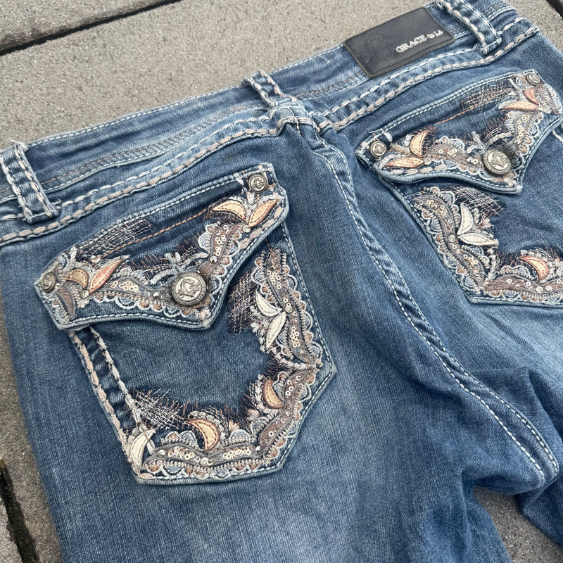 Detailansicht: Sourced limited accessories and clothes Grace in LA Y2K bootcut wide leg jeans – Logo, Nähte oder Material