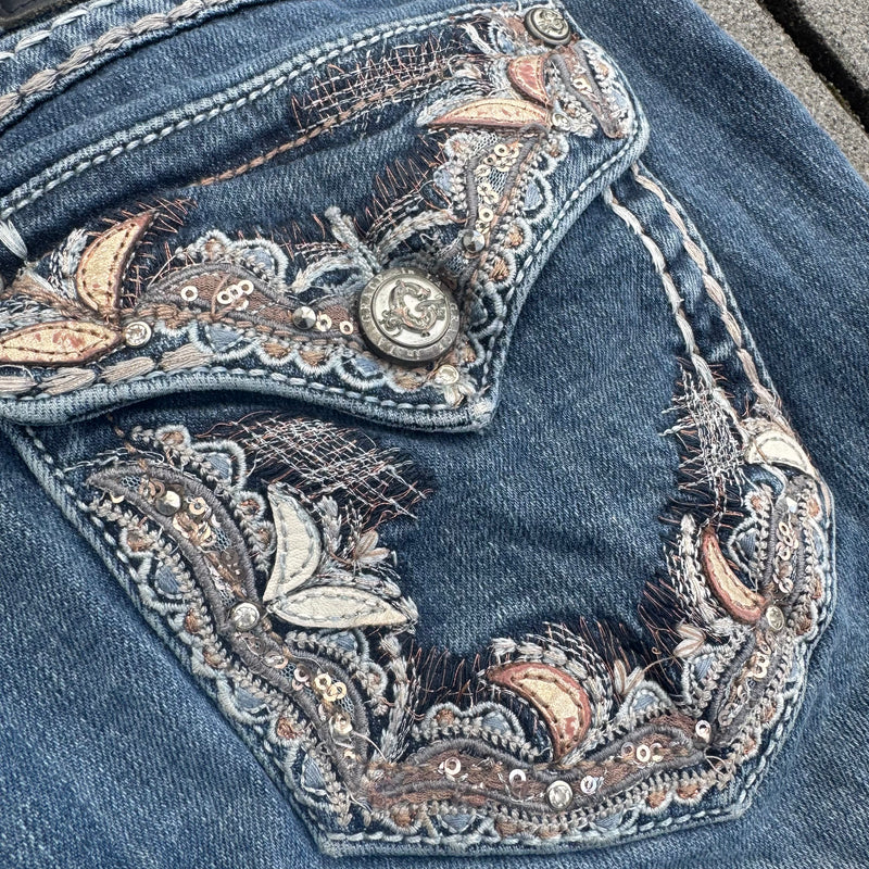 Detailansicht: Sourced limited accessories and clothes Grace in LA Y2K bootcut wide leg jeans – Logo, Nähte oder Material
