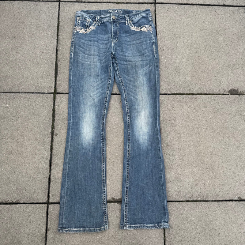 Detailansicht: Sourced limited accessories and clothes Grace in LA Y2K bootcut wide leg jeans – Logo, Nähte oder Material