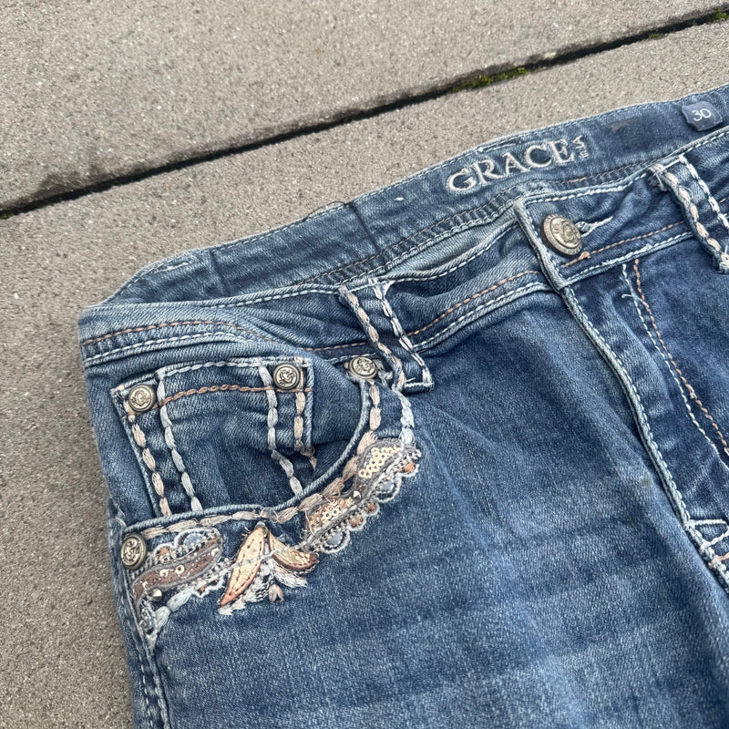 Detailansicht: Sourced limited accessories and clothes Grace in LA Y2K bootcut wide leg jeans – Logo, Nähte oder Material