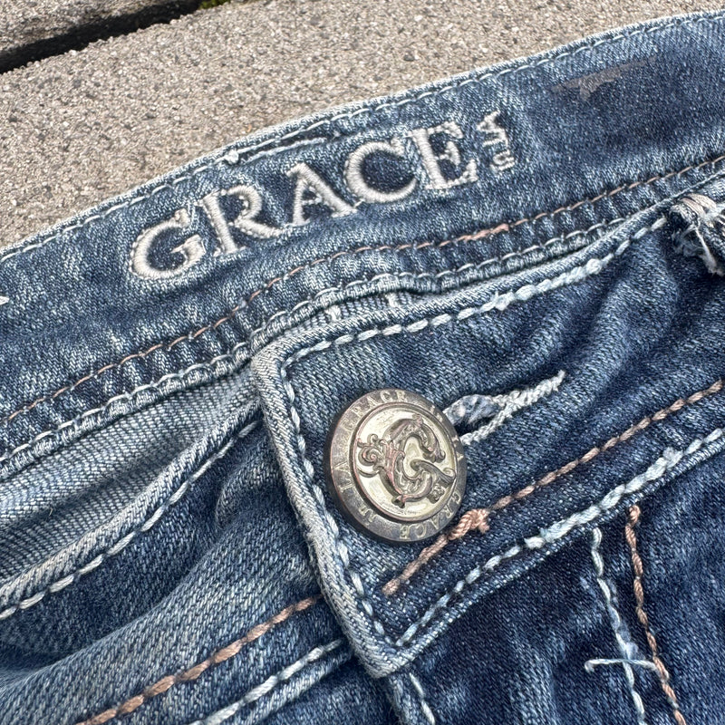 Detailansicht: Sourced limited accessories and clothes Grace in LA Y2K bootcut wide leg jeans – Logo, Nähte oder Material