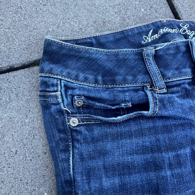 Detailansicht: Sourced limited accessories and clothes American Eagle denim Y2K bootcut jeans – Logo, Nähte oder Material