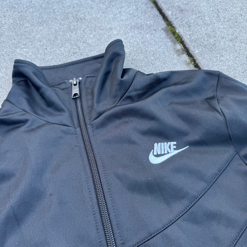Detailansicht: Sourced limited accessories and clothes Nike Y2K black women’s track jacket – Logo, Nähte oder Material