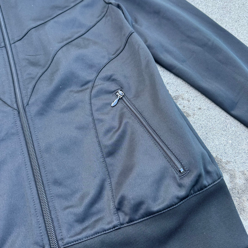 Detailansicht: Sourced limited accessories and clothes Nike Y2K black women’s track jacket – Logo, Nähte oder Material