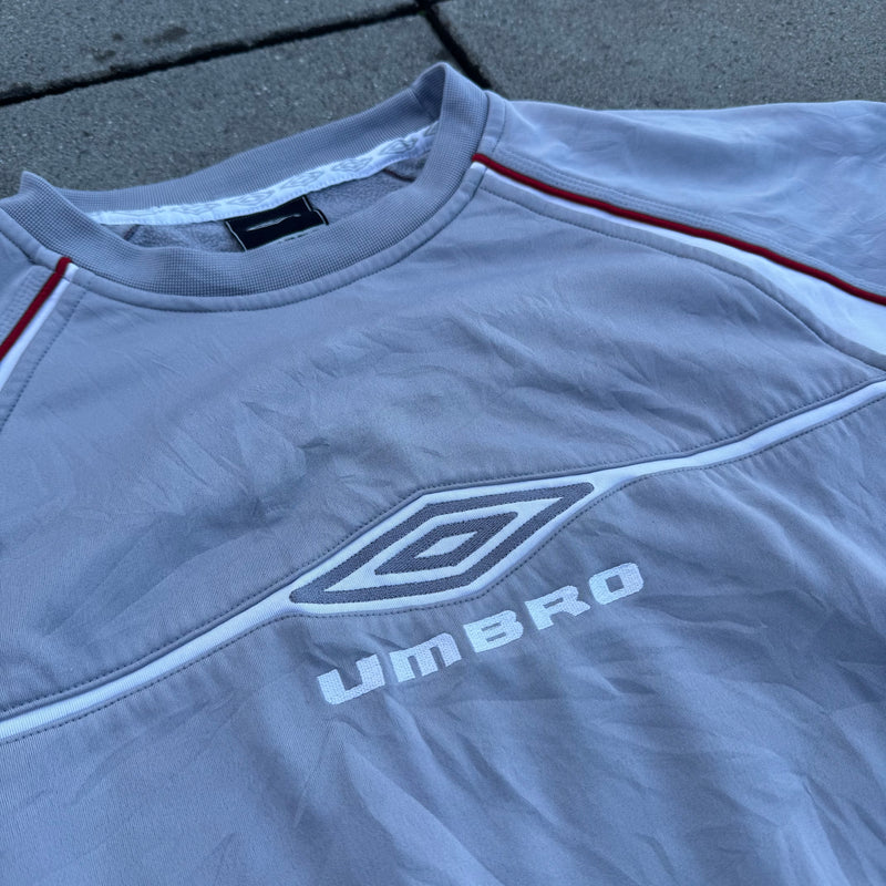 Detailansicht: Sourced limited accessories and clothes Umbro streetwear 00s grey sweatshirt – Logo, Nähte oder Material