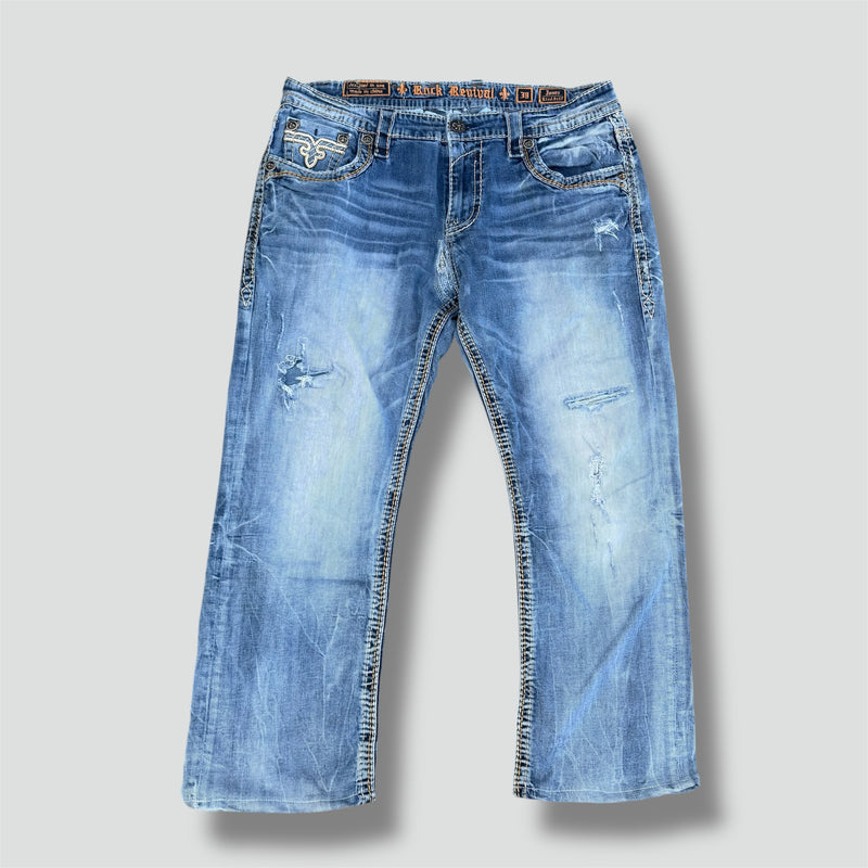 Detailansicht: Sourced limited accessories and clothes Rock Revival ripped and reworked men’s jeans – Logo, Nähte oder Material
