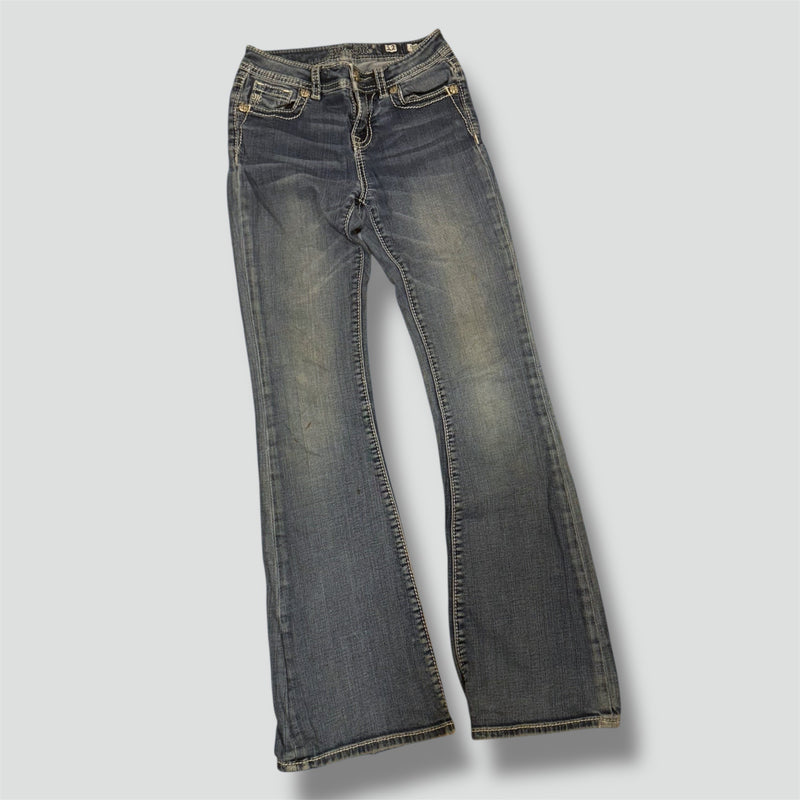 Detailansicht: Sourced limited accessories and clothes Miss Me y2k rhinestones wide leg jeans – Logo, Nähte oder Material