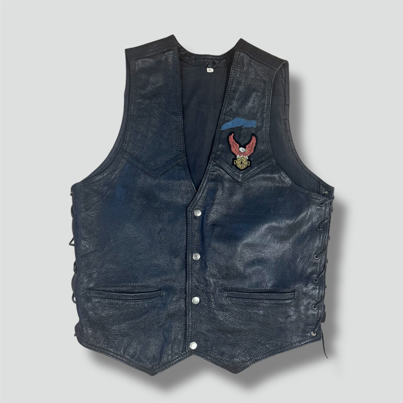 Detailansicht: Sourced limited accessories and clothes Motor Ride Free Bikers USA vintage leather vest – Logo, Nähte oder Material