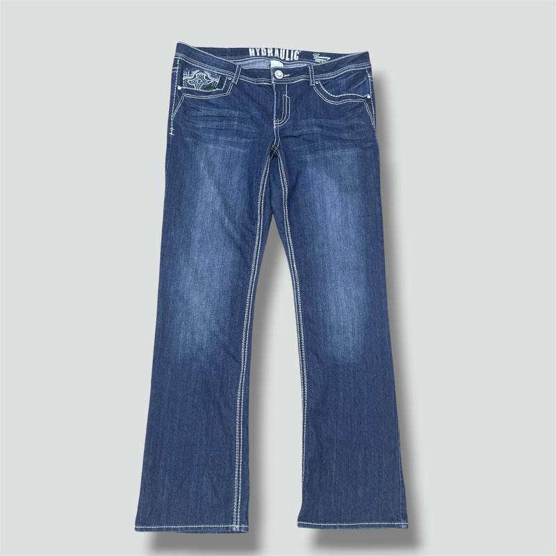 Detailansicht: Sourced limited accessories and clothes Hydraulic slim boot y2k embroidered jeans – Logo, Nähte oder Material