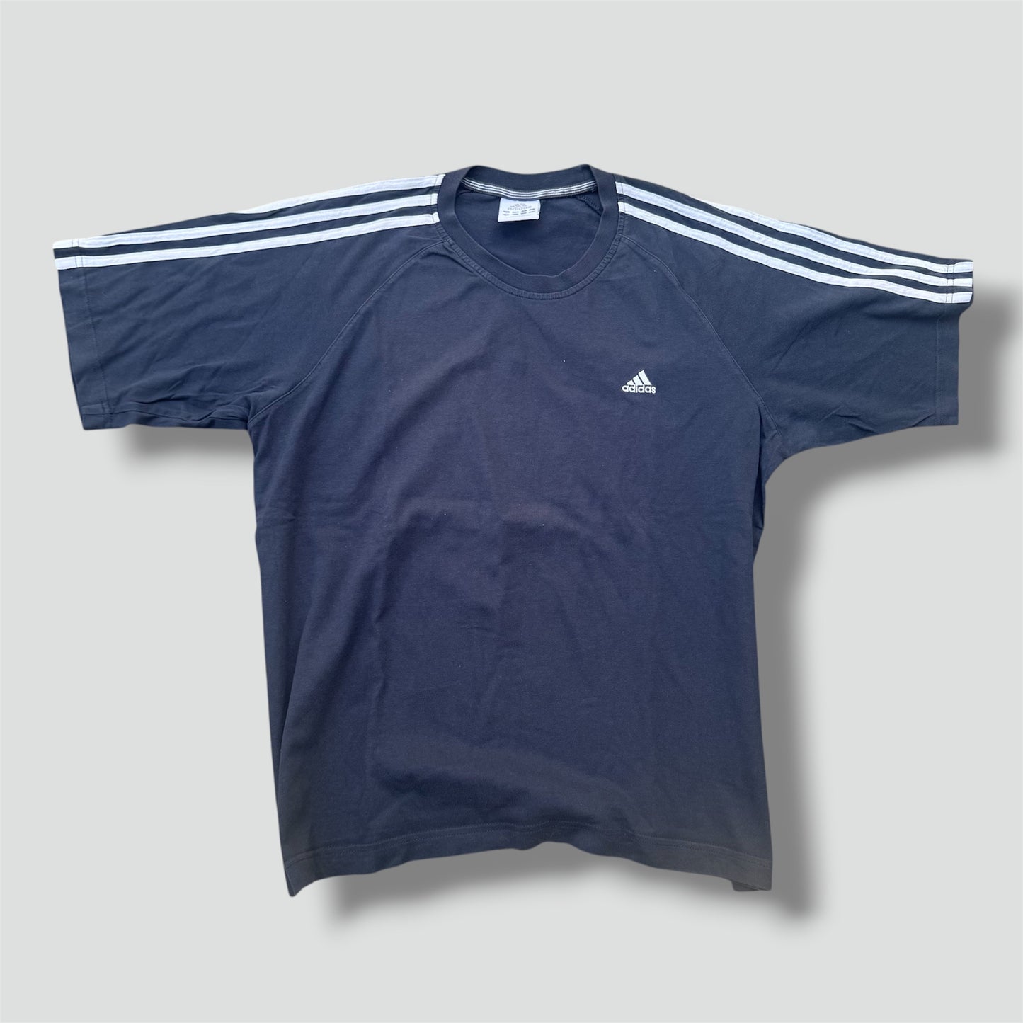 Adidas streetwear 00s t-shirt