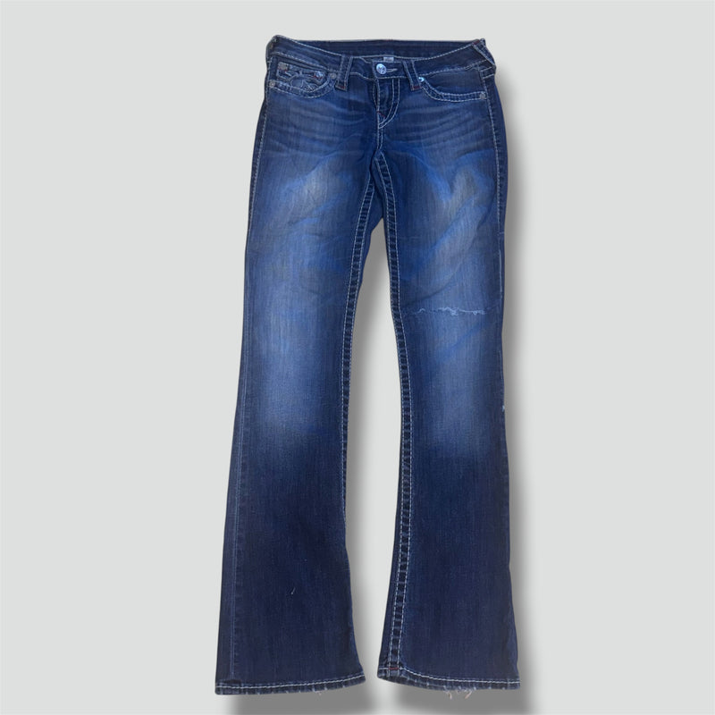 Detailansicht: Sourced limited accessories and clothes True Religion bootcut ripped vintage jeans – Logo, Nähte oder Material