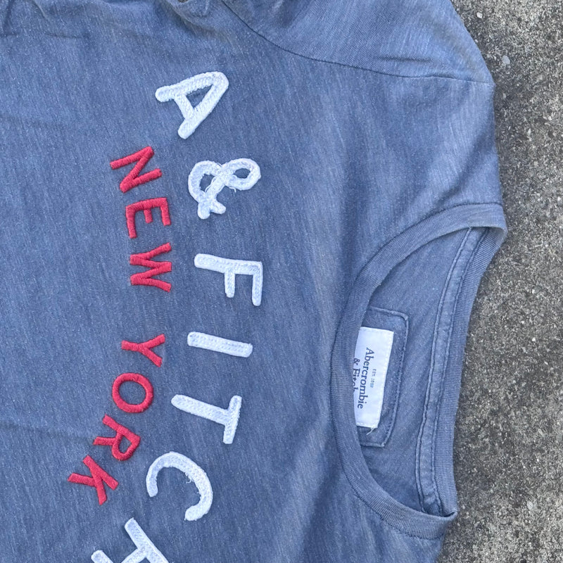 Detailansicht: Sourced limited accessories and clothes Abercrombie & Fitch classic grey t-shirt – Logo, Nähte oder Material