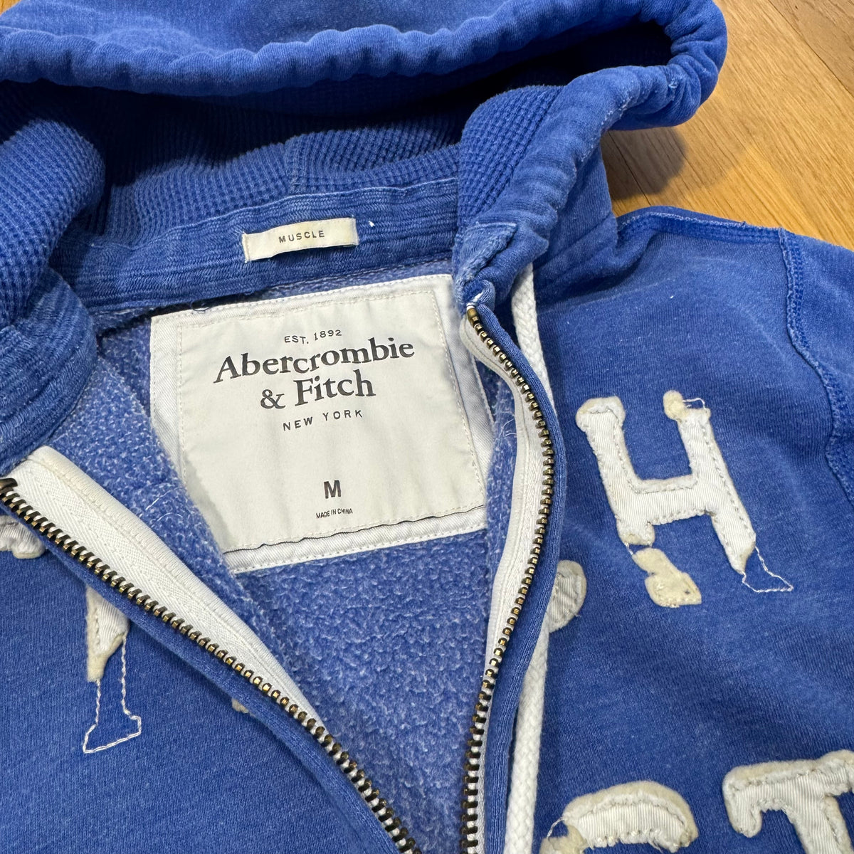 Abercrombie & Fitch destroyed look hoodie – Close-up 1