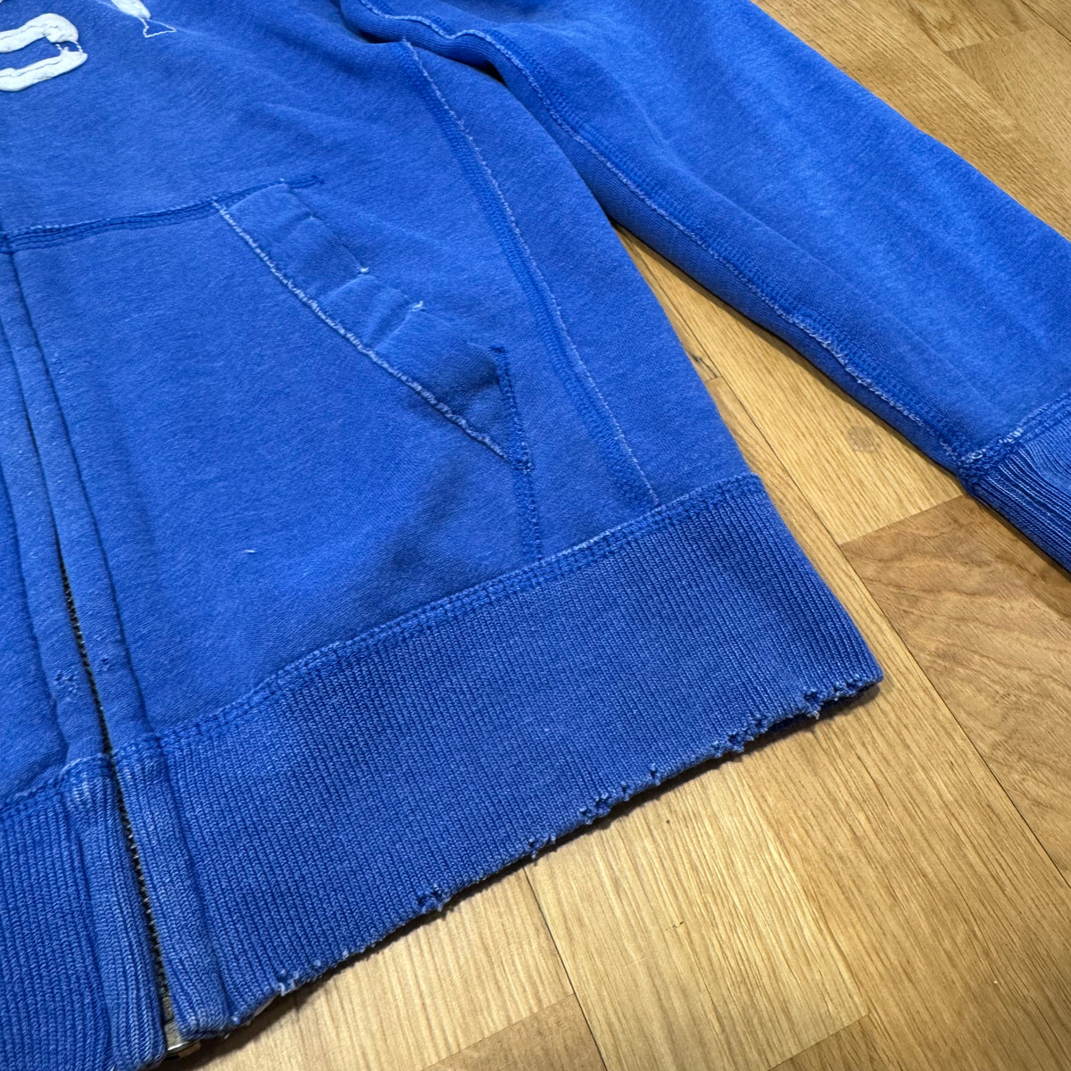 Abercrombie & Fitch destroyed look hoodie – Close-up 2