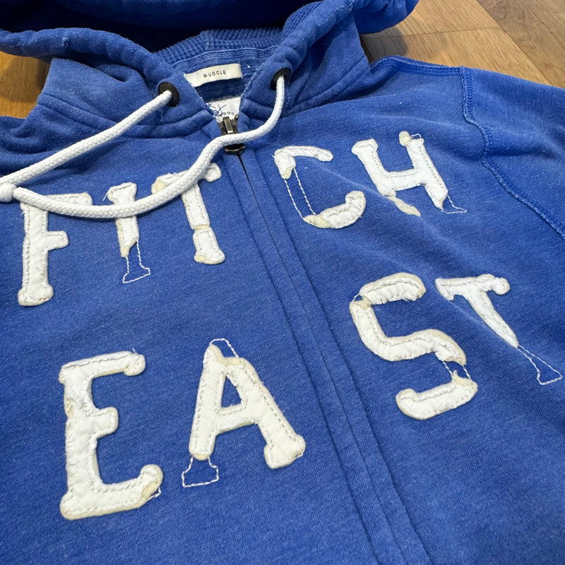 Detailansicht: Sourced limited accessories and clothes Abercrombie & Fitch destroyed look hoodie – Logo, Nähte oder Material