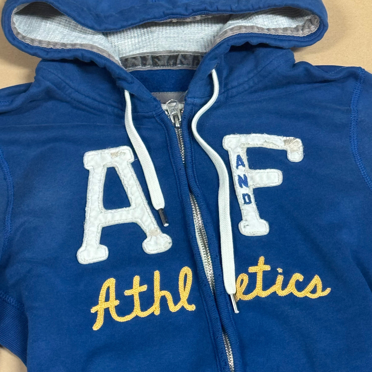 Abercrombie & Fitch destroyed-look zip-hoodie – Close-up 1