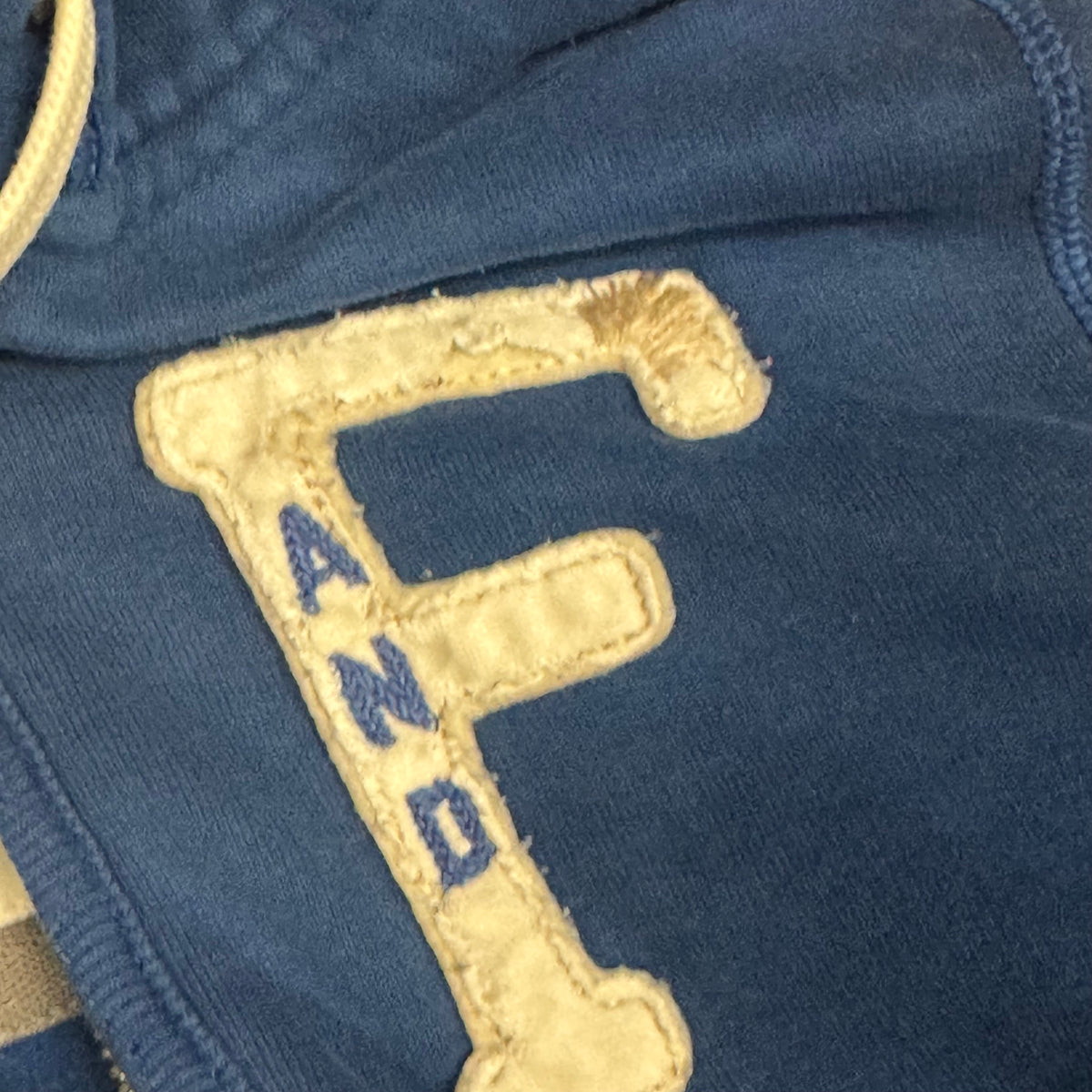 Abercrombie & Fitch destroyed-look zip-hoodie – Close-up 4