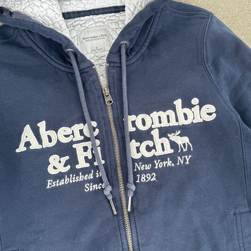 Detailansicht: Sourced limited accessories and clothes Abercrombie & Fitch fluffy y2k zip-hoodie – Logo, Nähte oder Material