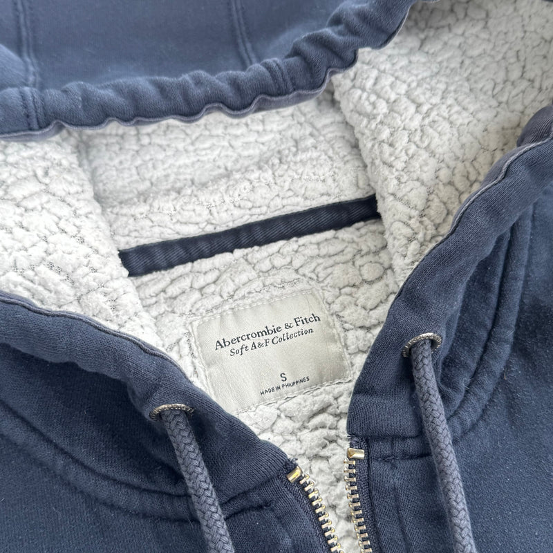 Detailansicht: Sourced limited accessories and clothes Abercrombie & Fitch fluffy y2k zip-hoodie – Logo, Nähte oder Material