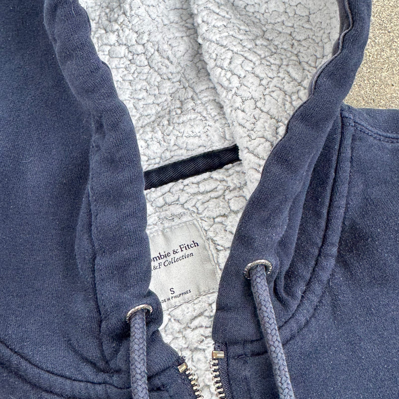 Detailansicht: Sourced limited accessories and clothes Abercrombie & Fitch fluffy y2k zip-hoodie – Logo, Nähte oder Material
