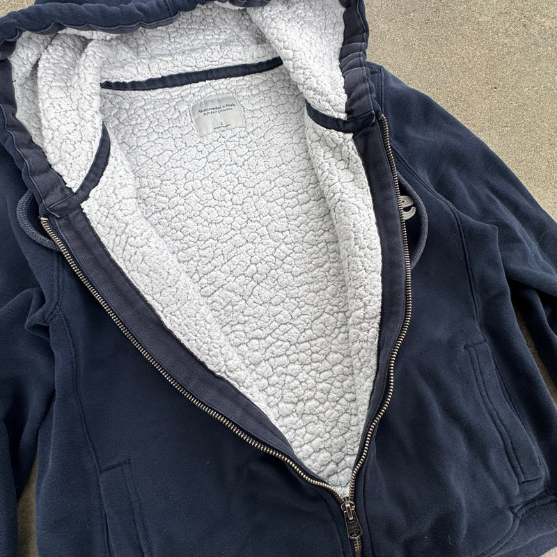 Detailansicht: Sourced limited accessories and clothes Abercrombie & Fitch fluffy y2k zip-hoodie – Logo, Nähte oder Material
