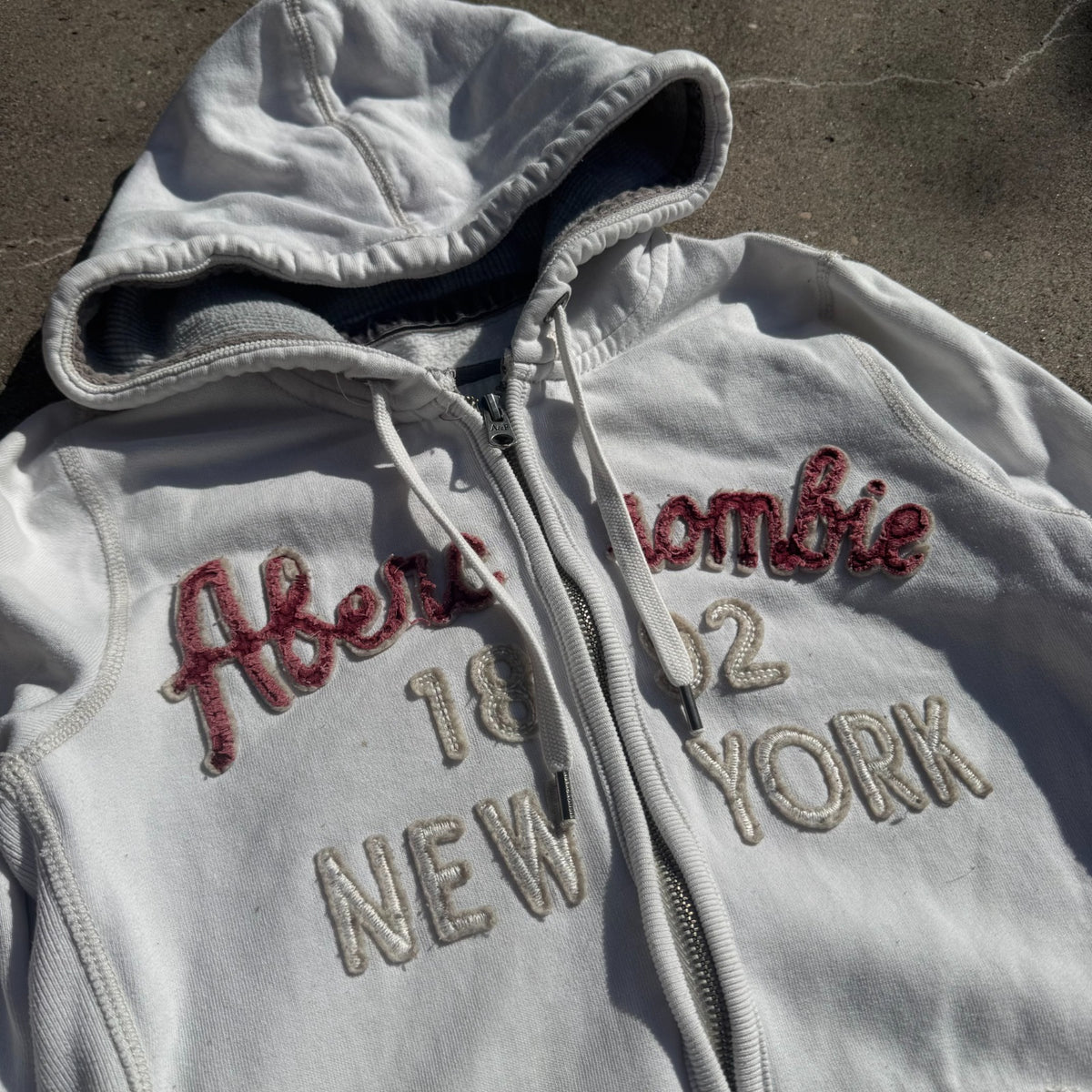 Abercrombie & Fitch grey Y2K zip hoodie – Close-up 1